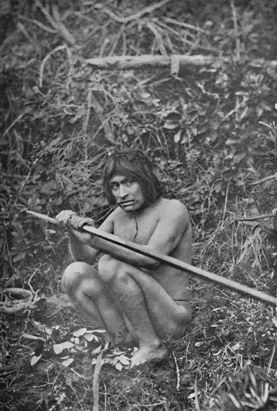 Un yagán fijando la cabeza de su arpón al asta, 1911 de Unbekannt