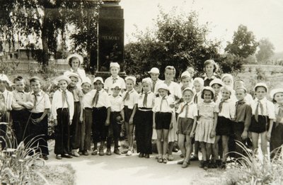 Una unidad de Jóvenes Pioneros en Yalta, Crimea, URSS, años 1950 de Unbekannt