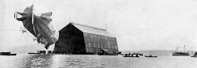 Un Zeppelin entrando en su cobertizo flotante, c. 1900, c. 1920 de Unbekannt