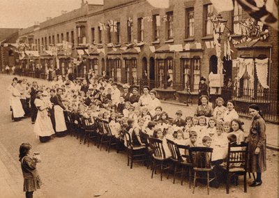 Fiesta de té infantil en una calle del East End en Londres, para celebrar el Tratado de Versalles de Unbekannt
