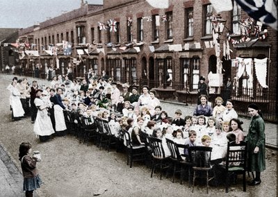 Fiesta de té infantil en una calle del East End en Londres, para celebrar el Tratado de Versalles de Unbekannt