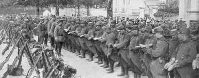 Un coronel revisando las botas de sus soldados, Saint-Francois-Xavier, París, Francia, agosto de 1914 de Unbekannt