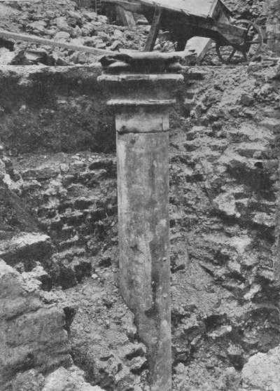 Una columna del salón del Priorato de Blackfriars, Ciudad de Londres, 1906 de Unbekannt