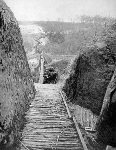Una trinchera de comunicación y camino hacia el frente, Francia, Primera Guerra Mundial, 1915 de Unbekannt