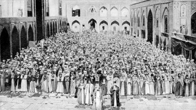 Una congregación frente a la Kaaba sagrada en la mezquita de La Meca, Arabia Saudita, 1922 de Unbekannt