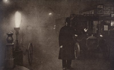 Un agente dirigiendo el tráfico en la niebla, Londres, c.1910s-c.1920s de Unbekannt