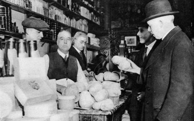 Un cliente inspecciona un haggis, Londres, 1926-1927 de Unbekannt