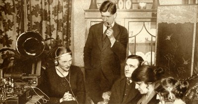 Una familia escuchando los resultados de las elecciones generales de 1923, 1935 de Unbekannt