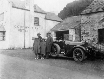 Una familia junto a su coche, Hotel Gorphwysfa, Gales del Norte, c. 1920s-c. 1930s de Unbekannt