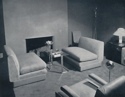 Un grupo junto a la chimenea en una sala de estar diseñada por Russel Wright, 1935 de Unbekannt
