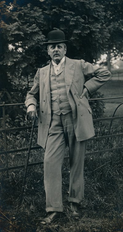 Un caballero con traje y sombrero bombín, c1910 de Unbekannt