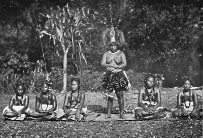 Un grupo de mujeres samoanas bailando con traje completo, 1902 de Unbekannt