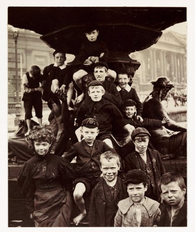 Un grupo de niños frente a la fuente Steble, Liverpool, tomada por un fotógrafo desconocido alrededor de 1905 de Unbekannt
