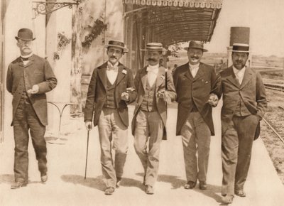 Un grupo de caballeros caminando, 1937 de Unbekannt