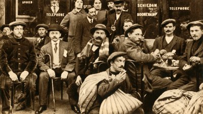 Un grupo de trabajadores refugiados en un café en París, Primera Guerra Mundial, 1914-1918, 1933 de Unbekannt