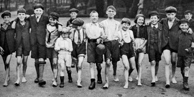 Un grupo de remeros de verano dirigiéndose al Serpentine, Londres, 1926-1927 de Unbekannt