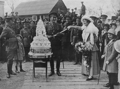 Una boda caqui: Cortando el pastel de bodas con la espada del novio, 1915 de Unbekannt