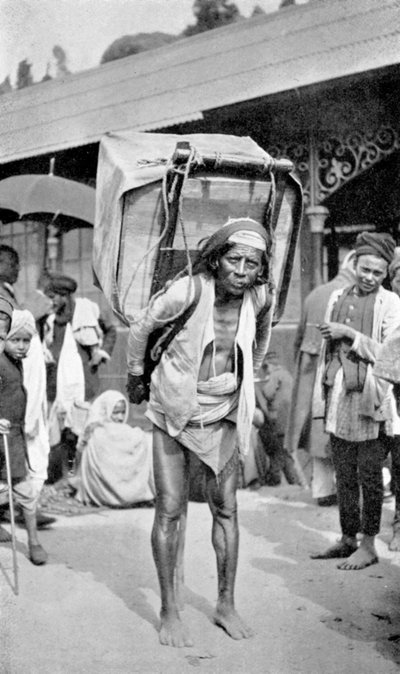 Un trabajador cargando té, Darjeeling, Bengala Occidental, India, c. 1910 de Unbekannt