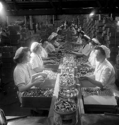 Una fila de trabajadoras empacando 