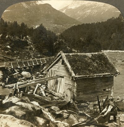 Un molino de troncos y una rueda de molino de agua, en el río Stalheims, Naerodal, Noruega, c1905 de Unbekannt