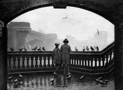 Un hombre y un niño alimentando a los pájaros junto al Puente de Blackfriars, Londres de Unbekannt