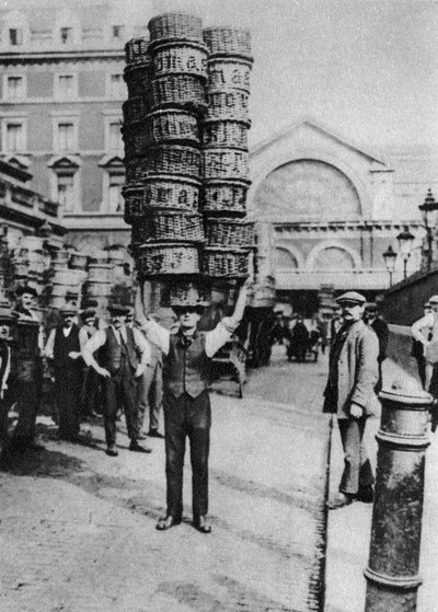 Un hombre llevando muchas cestas en su cabeza, Covent Garden, Londres, 1926-1927 de Unbekannt