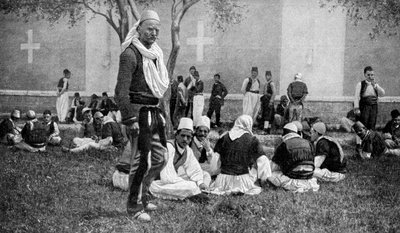 Reunión de montañeses de Mirdite y sus parientes de la ciudad fuera de una catedral de Scutari, Turquía, 1922 de Unbekannt