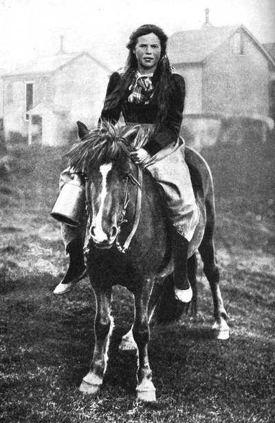 Una lechera en su ronda matutina, Islandia, 1922 de Unbekannt