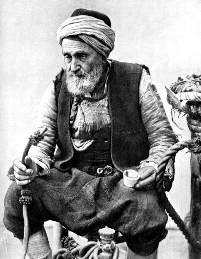 Un campesino bebiendo café y fumando una pipa de agua, Esmirna, Turquía, 1936 de Unbekannt