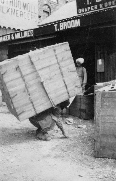 Un portero levantando una gran carga, Chakrata, India, 1917 de Unbekannt