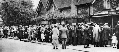 Cola para el zoológico en un día festivo nacional, Londres, 1926-1927 de Unbekannt