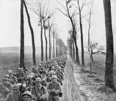 Un regimiento de infantería francesa yendo al frente, Francia, 30 de marzo de 1918 de Unbekannt