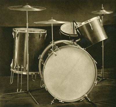 Un conjunto de instrumentos de percusión tambores y platillos de fabricación checoslovaca, 1948 de Unbekannt