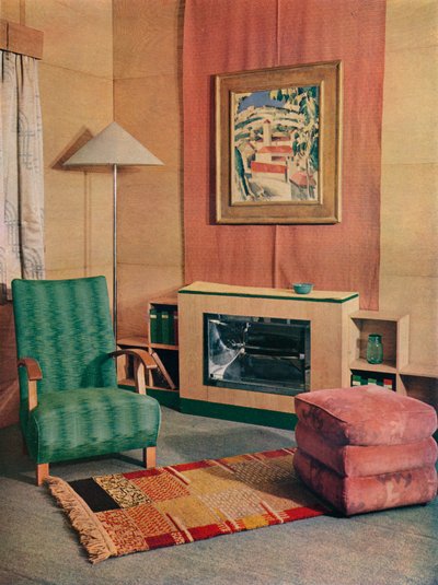 Una sala de estar con una pintura de J.D. Fergusson sobre la chimenea de Unbekannt