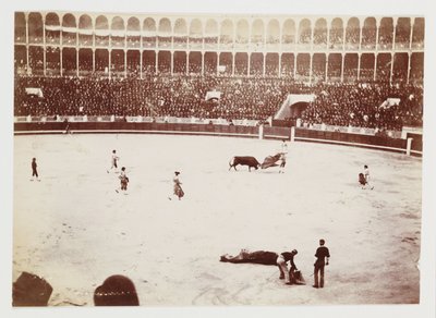 Fotografía de una corrida de toros frente a una gran multitud en la plaza de toros Las Ventas del Espíritu Santo, Madrid, tomada por un fotógrafo desconocido alrededor de 1930 de Unbekannt