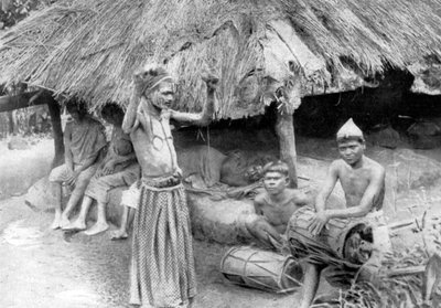 Un hechicero expulsando un espíritu de un hombre enfermo en el sur de India, 1926 de Unbekannt