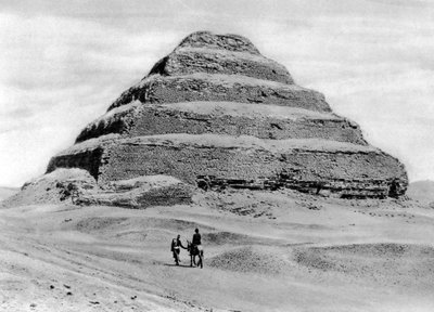 Una pirámide escalonada fuera de El Cairo, Egipto, c. 1920s de Unbekannt