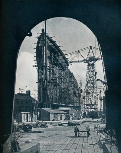 Una vista impresionante de proa del gigante transatlántico de Cunard, Queen Mary, en Clydebank, Glasgow, 1934 de Unbekannt