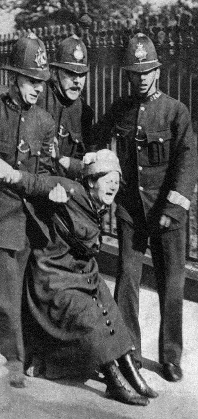 Una sufragista siendo arrestada, c. 1910s 1935 de Unbekannt