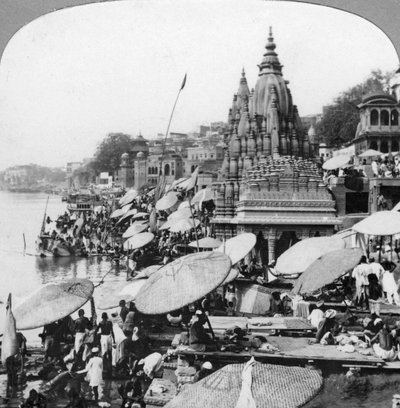 Un templo y ghats en el Ganges en Benarés Varanasi, India, 1900s de Unbekannt