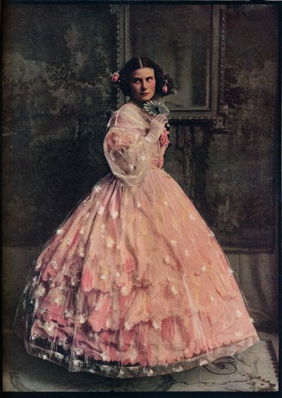 Un vestido de baile de tres volantes de seda rosa, con sobrefalda de gasa floreada blanca de Unbekannt