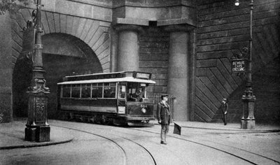 Un tranvía pasando por debajo de Kingsway, Aldwych y Somerset House, Londres, 1926-1927 de Unbekannt