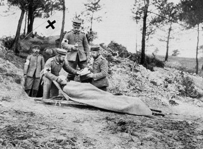 Un soldado alemán herido en una estación de primeros auxilios, Primera Guerra Mundial, 1915 de Unbekannt