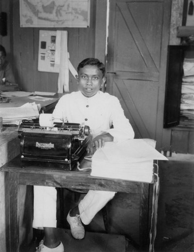 Un joven sentado en una máquina de escribir, Indonesia, siglo XX de Unbekannt
