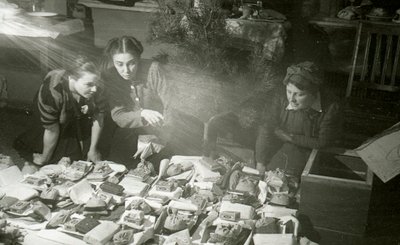Actrices del Teatro de Arte de Moscú preparando regalos para el Ejército Rojo, URSS, 1943 de Unbekannt