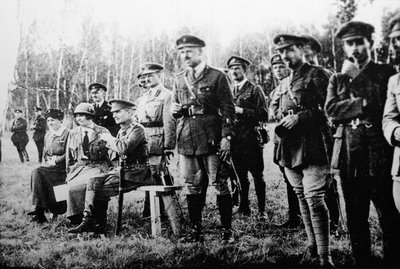 Almirante Alexander Kolchak sentado con oficiales británicos en el Frente Oriental, Rusia, 1918 de Unbekannt