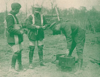 Fotógrafos aéreos ajustando arneses de paracaídas antes de ascender, c1917 1919 de Unbekannt