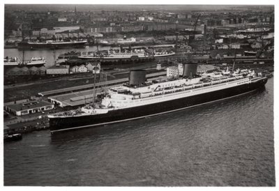 Vista aérea del puerto de Bremen, Alemania, y el transatlántico Europa, desde un Zeppelin, c. 1931 1933 de Unbekannt