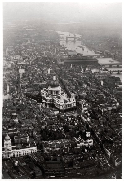 Vista aérea de la Catedral de San Pablo, Londres, desde un Zeppelin, 1931 1933 de Unbekannt
