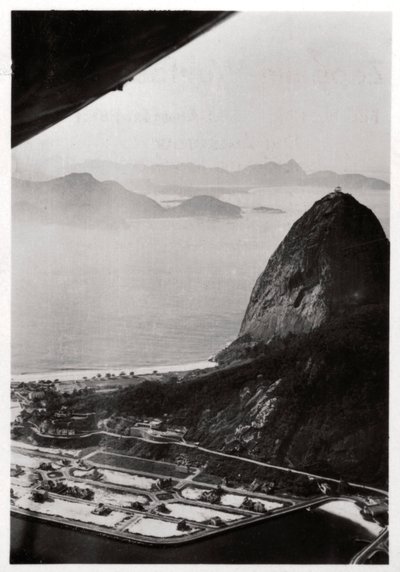 Vista aérea del Pan de Azúcar, Río de Janeiro, Brasil, desde un Zeppelin de Unbekannt